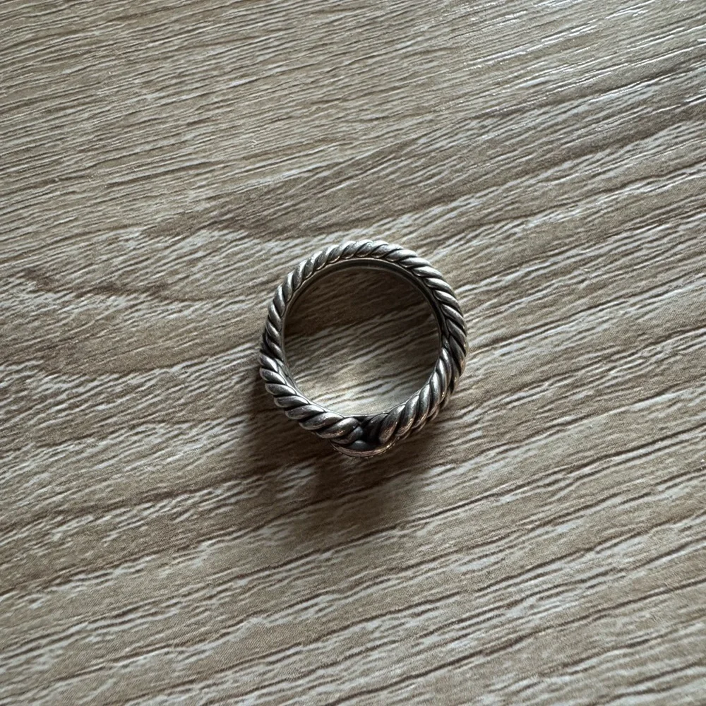 David Yurman Infinity-style cable ring in sterling silver with pavé diamonds. - Picture 3 of 5